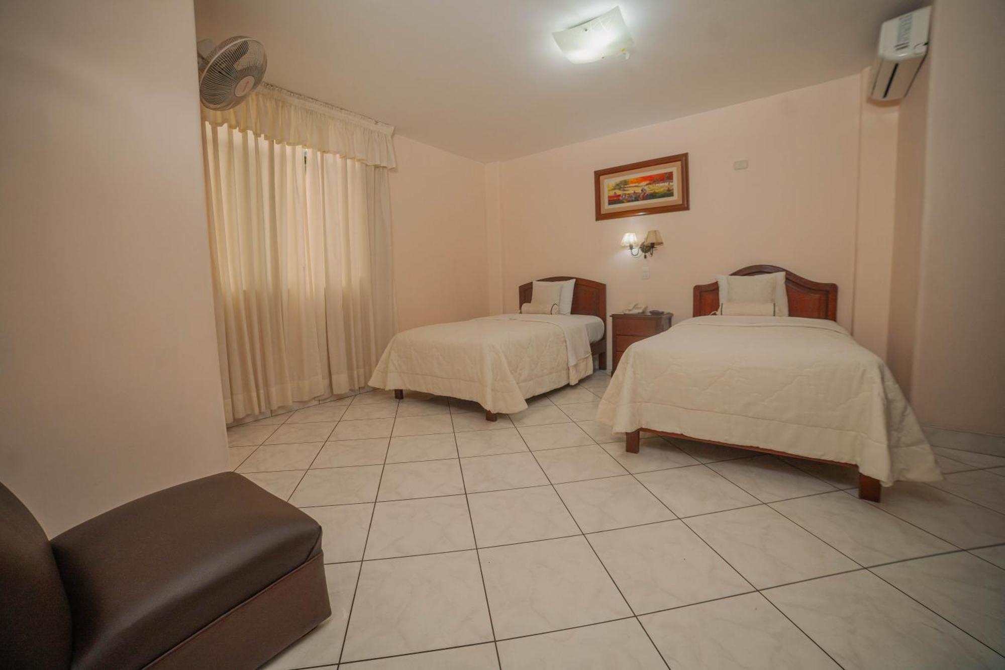 Hotel Torre Norte Трухильо Екстериор снимка